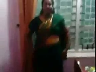கணவர் தூங்கிக்கொண்டிருந்த மனைவியை அவிழ்த்துவிட்டு, வாயில் புணர்ந்தார் மற்றும் அவரது பெரிய டிக் மூலம் கண்ட்