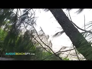 சுருண்டு தூங்கும் பெண் தன் மார்பகங்களும் புண்டையும் மெதுவாக மூடிக்கொண்டிருப்பதைக் கூட கவனிக்கவில்லை