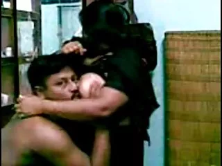 ஒரு அழகான கன்னி பிச்சின் தோராயமாக புண்டை