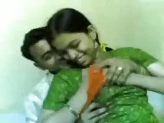 கொம்பு பெண்கள் ஒரு கருப்பு மனிதனையும் ஒரு வெள்ளை மனிதனையும் கவர்ந்தார்கள்