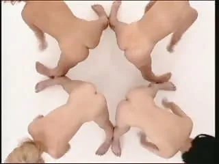 ஸ்லட் தனியா வெளியில் சிறுவர்களை உறிஞ்சும்