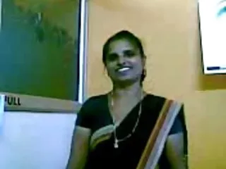 ஸ்டாக்கிங்கில் உள்ள கர்வி லெஸ்பியன் டில்டோவுடன் விளையாடுகிறார்