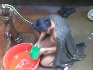 பிளம்பர் வாயில் ஒரு ஜூசி பெண்ணைப் பிடித்தாள்