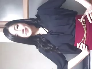 ஒரு வெள்ளை குட்டி ஒரு குஞ்சு குஞ்சு