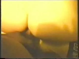 சமையலறை மேசையில் ஒரு இளம் அழகு
