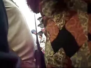 ஒரு பெரிய கழுதையில் ஒரு இளம் பிச்