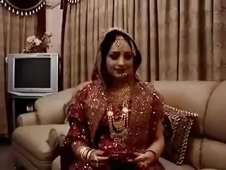 உணர்ச்சிவசப்பட்ட பெண் உள்ளாடைகளில் உடலுறவு கொள்கிறாள்