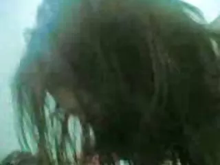 அவர் தனது இளம் எஜமானியை மாடிப்படிகளில் தனது ஜூசி சேவல் மீது இழுத்தார்