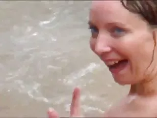 மஸ்ஸூர் ரஷ்ய பெண்ணை புண்டையில் துடிக்கிறாள்