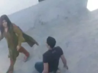 கால்களுக்கு இடையில் அதிகரித்த ஷாகி கொண்ட ஒரு முலாட்டோ ஒரு நண்பரின் வெள்ளை உறுப்பினர் மீது சவாரி செய்கிறார்