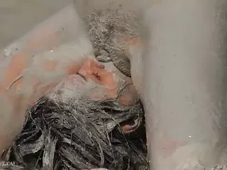 உயர்த்தப்பட்ட நண்பர் ஒரு இளம் குஞ்சைப் பிடித்தார்