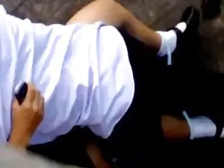 கருப்பு குதிரை ஒரு தடிமனான போல்ட் மூலம் யோனியை நீட்டுகிறது
