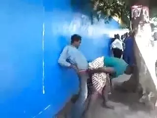மிக மெல்லிய மனிதன் இரண்டு குளவிகளை நடவு செய்கிறான்