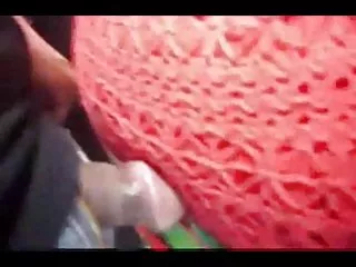 இளம் மாணவர்கள் படுக்கையில் தீவிரமாக அரட்டை அடிக்கின்றனர்