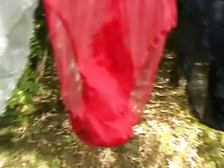 மூன்று சாக்லேட்டுகள் எல்லா துளைகளிலும் ஒரு பையனைப் பிடிக்கின்றன
