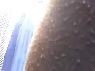 பச்சை குத்திய பொன்னிறத்துடன் ஒரு பூங்காவுடன் மூன்றுபேர்