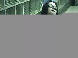 ரஷ்ய முரட்டுத்தனமாக படுக்கையில் ஒரு இளம் காதலியைப் பிடிக்கிறாள்