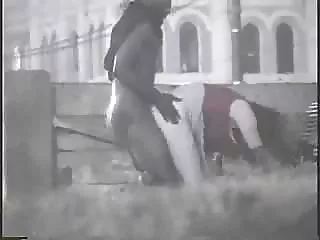 ஒரு மென்மையான பிச்சின் புண்டையில் ஒரு போல்ட் போடுங்கள்