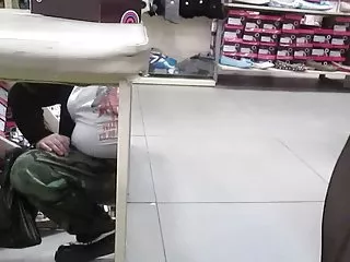 வழுக்கை மனிதன் ஸ்டாக்கிங்கில் அழகி கண்ட் வைத்திருந்தார்