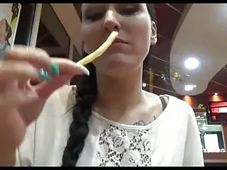 ஆசிய குதிரை வீரர் கழுதைக்குள் நுழைகிறார்