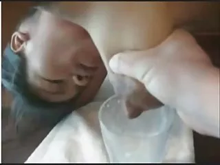இரண்டு இளம் அழகானவர்கள் ஒரு பையனின் பெரிய டிக் சக்