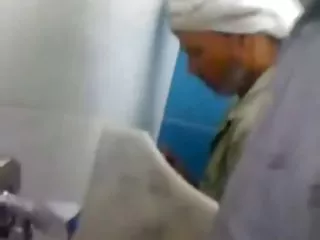 மாணவர் தனது கூட்டாளியின் குதத்தை ஒரு வலுவான போனருடன் விரிவுபடுத்தினார்