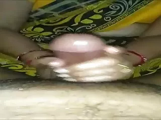 அவர் தனது மனைவியை நண்பர்களுக்குக் கிழிக்கக் கொடுத்தார்