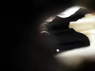 அனைத்து துளைகளிலும் ஒரு கவச நாற்காலியில் ஒரு பையனை பரத்தையர்