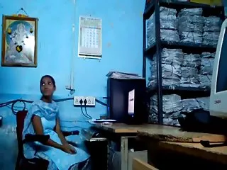 முதிர்ந்த பொன்னிறத்துடன் ஒரு இளம் ஜோடியின் செக்ஸ்