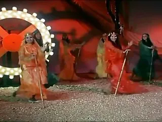 இளம்பெண் வாயில் படகோட்டி ஓட்டி விழுங்குகிறாள்