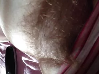 ஒரு அழகான பொன்னிறத்தின் வாயில் சிறுநீர் கழித்தல்