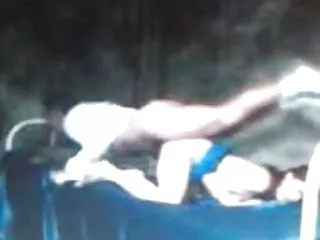 திடமான போனரில் புல்லாங்குழல் அசார் சவாரி செய்கிறது