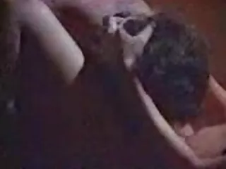 நடிப்பில், ஒரு அழகான அழகி குதத்தைக் கொடுத்தது