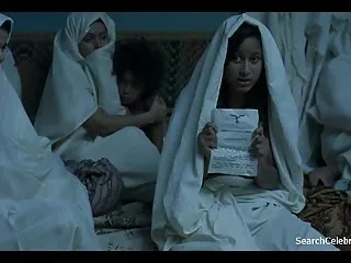பொன்னிறத்துடன் சோபாவில் வீட்டில் தயாரிக்கப்பட்ட அனல்