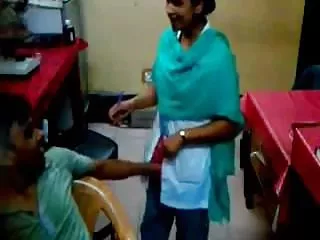 ஒரு பெரிய சேவல் மொட்டையடித்த பொன்னிற புண்டை கிழிந்தது