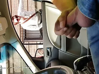 இரண்டு பையன்களுக்கு கழுதையில் ஒரு இளம் கழுதை