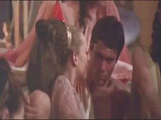 அழகான குழந்தை குறும்பு படுக்கையில் சுயஇன்பம்