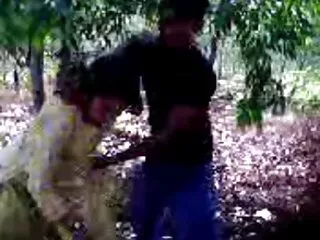 சுருள் அழகி கடினமான குதத்தை விரும்புகிறார்