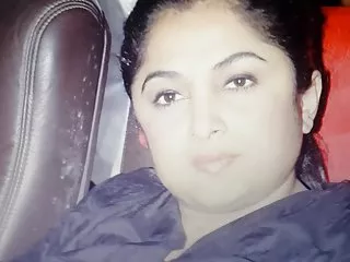 இரண்டு நல்ல அழகிகள் ஒரு டிக் மீது குதிக்கின்றனர்