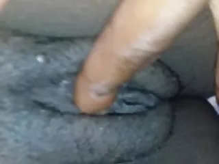 கவர்ச்சியான மாடல் புண்டை டிக் மீது வைக்கிறது