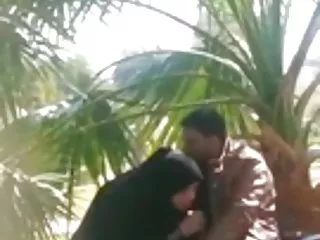 இரண்டு தாத்தாக்கள் இளம் பேத்தியை மூலதனமாக்கினர்