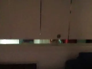 ஸ்டாக்கிங்கில் ஹாட்டி டில்டோவை இயக்குகிறார்