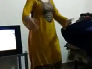 இளம் ரூம்மேட் கழுதையில் ஒரு முதிர்ந்த பெண்ணைப் பிடித்தாள்