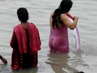 ஈரமான புண்டையில் ப்ரெஸ்ட் பிஸ்டி பிச்