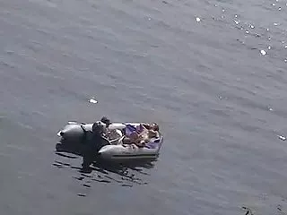 ஸ்பான்க் காதலி மற்றும் அவளை ஆழமாக புணர்ந்தாள்