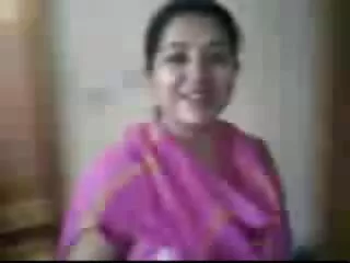 கண்ணாடியில் பாசமுள்ள MILF மேஜையில் சிக்கிக் கொள்கிறது