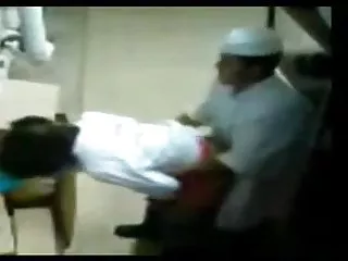 சிறிய மார்பகங்களுடன் ஸ்லட் நன்றாக இருக்கிறது