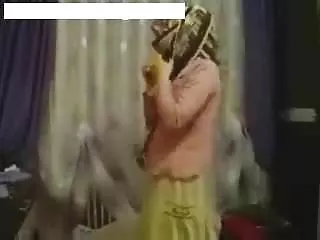 ஒரு ராணுவ மனிதர் காட்டில் ஒரு கார் மூலம் அழகி ஒன்றைப் பிடிக்கிறார்