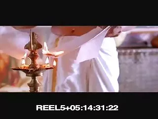 ஒரு கூர்மையான பெண்ணை அவளது குண்டியில் சுவையாகப் பிடித்தாள்